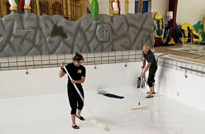 Trine og Ernst tømmer øve-bassinnet // December 2022